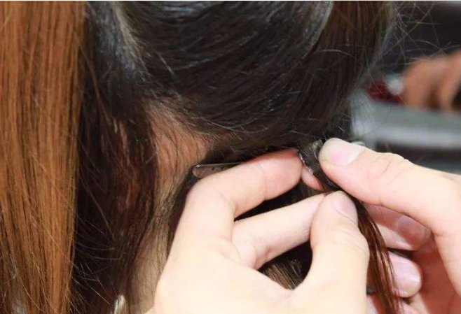 上海美发师为追顾客，偷24把头发价值约2万余元，是否构成了盗窃罪？