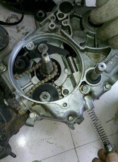 110摩托连条紧张器弹黄夹在发动机内怎么取出？