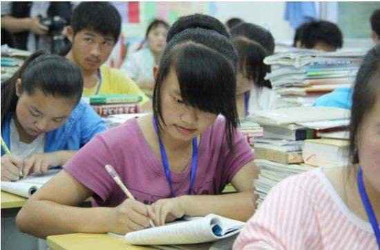 高一女生遭同班男生殴打，为啥男生会殴打女同学？