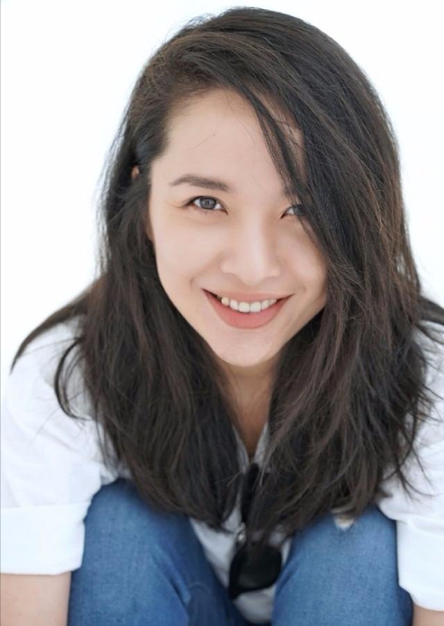 靳东老婆李佳素颜陪儿子上课，他们对孩子是如何教育的？