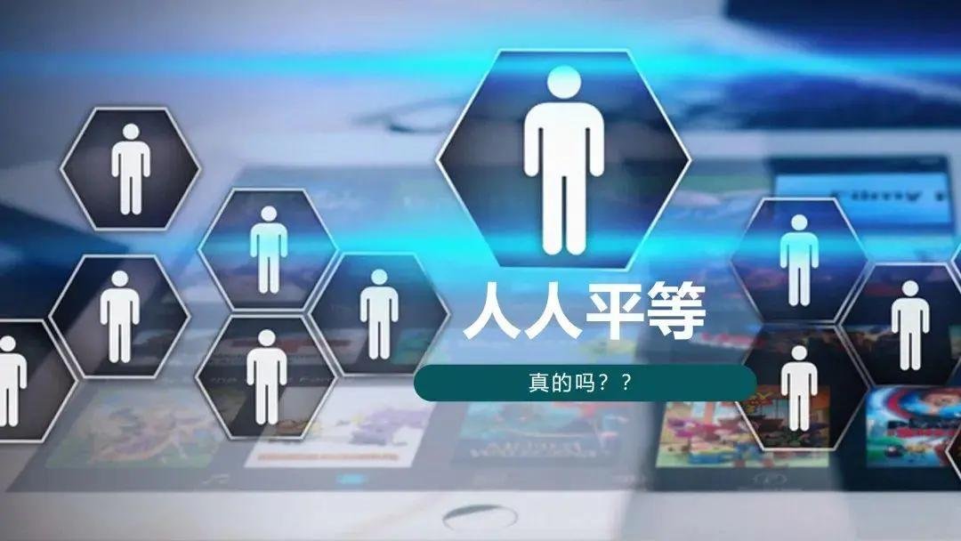 外国一男子遛狗被上海阿姨硬核劝回，疫情下是否该人人平等