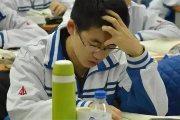 00后护理中专生，一路“免试”上大学本科，这给予我们哪些启示？