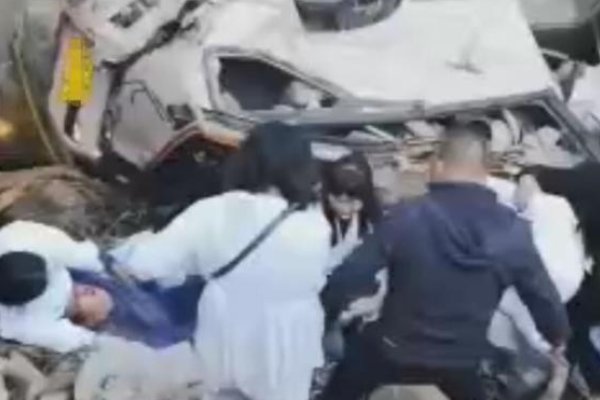 送亡父出殡灵车侧翻9死5伤，3个儿子当场死亡，三个儿媳为何仅剩一人？