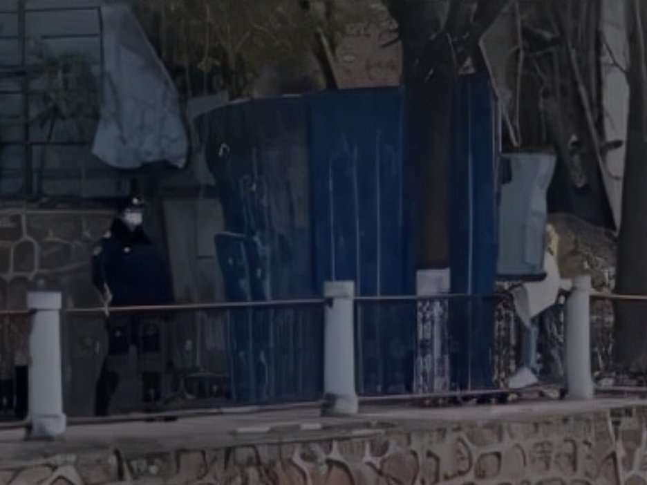 郑州女大学生翻栅栏出校，和墙外保安眼对眼，你经历过这样的社死现场吗？