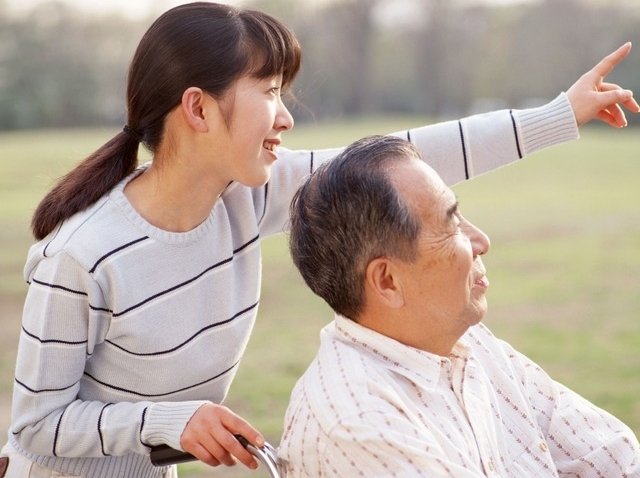 外孙女蹲下给生病姥爷当凳子,你和姥爷的感情怎么样?