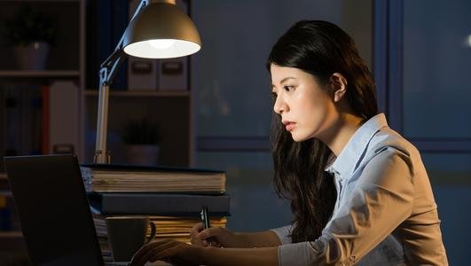 重庆一子为讨要万元加班费奔走十年，从此事背后透露出了什么？