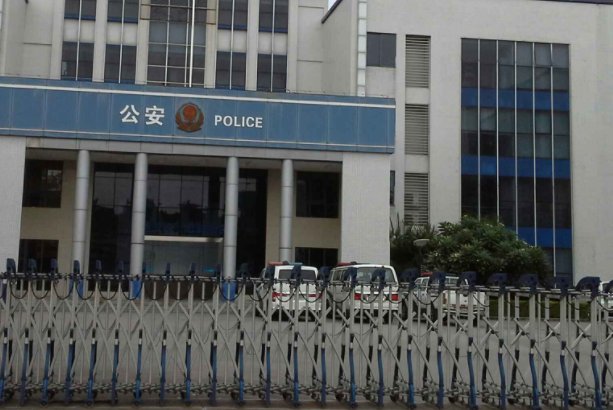 武汉公职人员出轨威胁举报人，被拘10日，这样的处罚是不是过轻了？