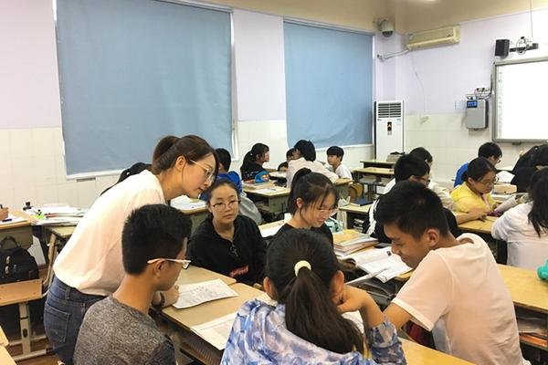 26位老师轮流给1名学生上2年课,你印象最深刻的老师是谁?