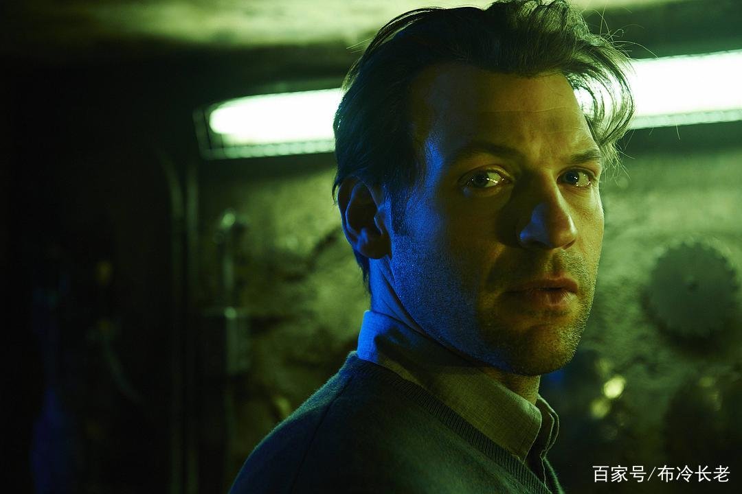 《血族》这部美剧中，第7集结尾和第12集预告中出现的神秘人是谁？