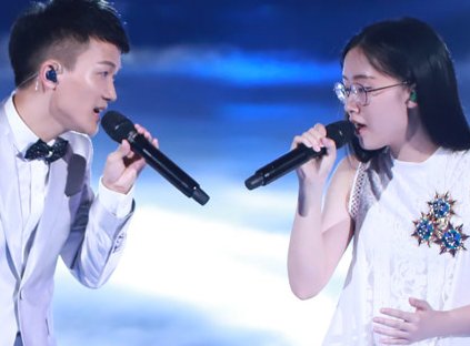 郭沁为什么会坐在椅子上？