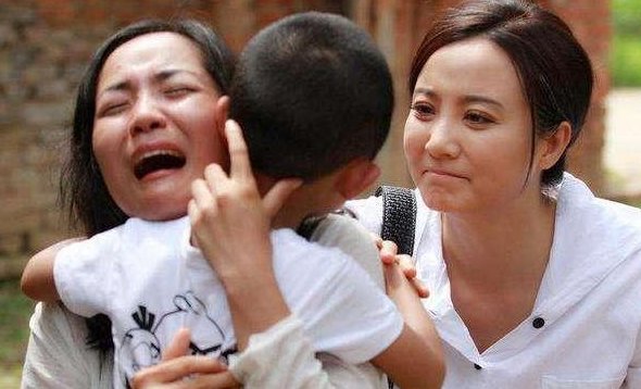 四川一男子寻回被拐儿子后又送回养父家，孩子为何融不进亲生父母的家？