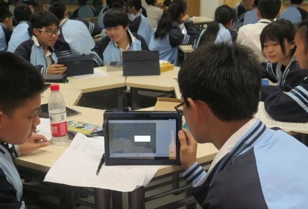 [多选题]下面哪些要素是推进教育数字化的关键?-|||-a.硬件设备软件工具数字资