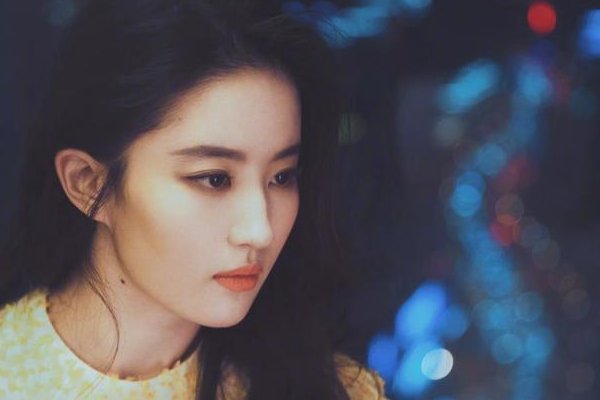 刘亦菲穿貂皮衣去吃小龙虾,她的状态看起来如何?