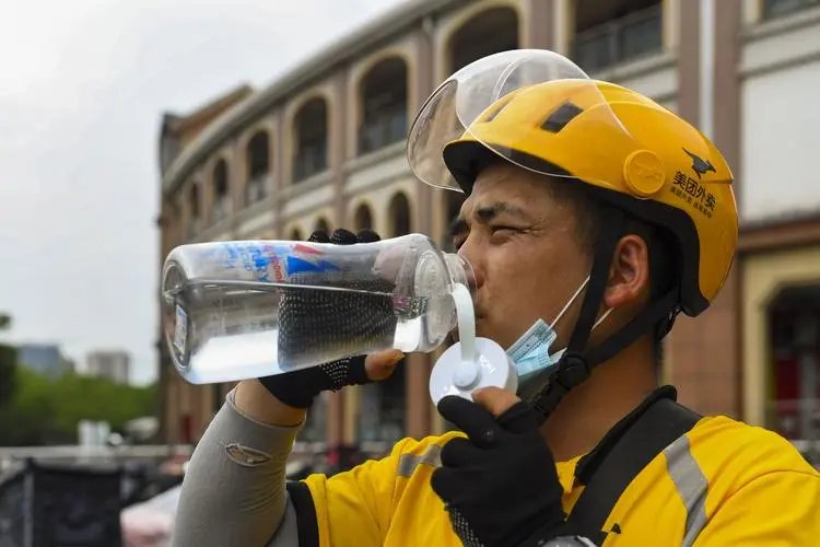 南方多地体感或超60℃，如何应对桑拿模式天气？
