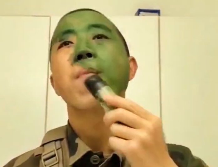 “单手压AK的半只狐狸”到底是做什么的？他是如何火的？