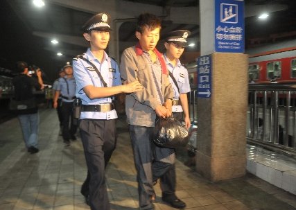 四川一男子寻回被拐儿子后又送回养父家，孩子为何融不进亲生父母的家？