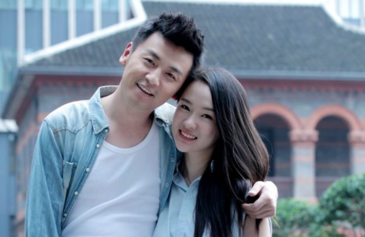雷佳音老婆晒全家福,10岁女儿打扮摩登,婆媳胜似母女,你羡慕吗?