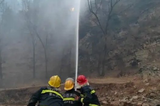 重庆山火，挖掘机掉下百米山坡，救援人员受伤，是什么原因导致的坠落？