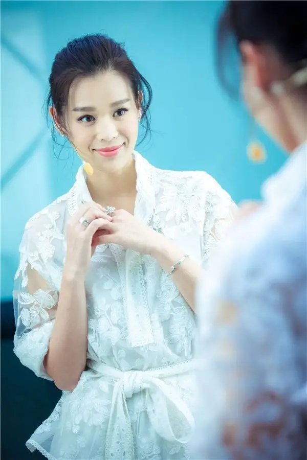 胡杏儿怒怼不实报道，否认“患抑郁症”一说，此事对她的生活有何影响？
