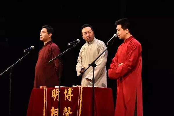 人们常说的群口相声至少是几个人表演
