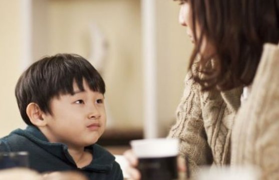 孩子误吞硬币，家长用探测仪找位置，生活中该怎样避免这类情况的发生？