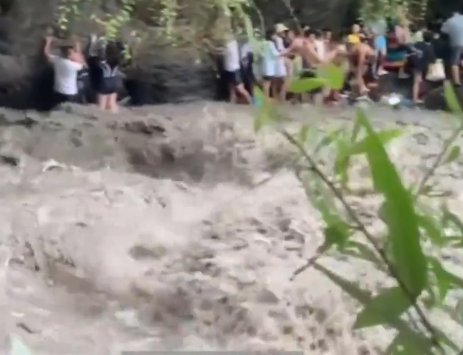在发生山洪前，管理员曾劝游客：给你们跪下了！为何谦言卑语没人听？