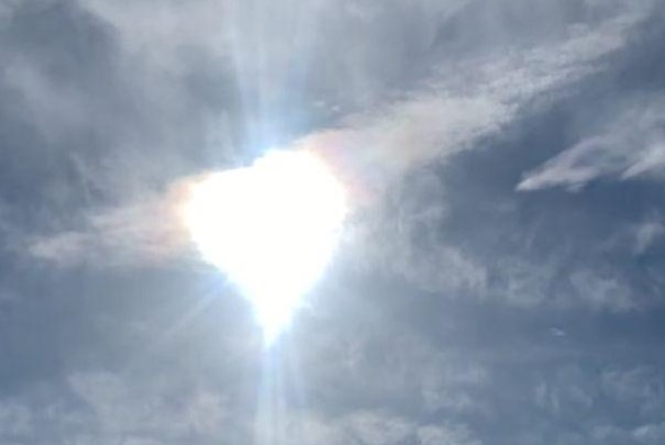 故宫天空出现七彩祥云，太阳变“爱心”，这是怎么一回事？