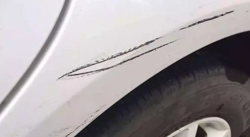 广西一女孩刮到男生的车，双方却划拳私了，车主为何这么好说话？