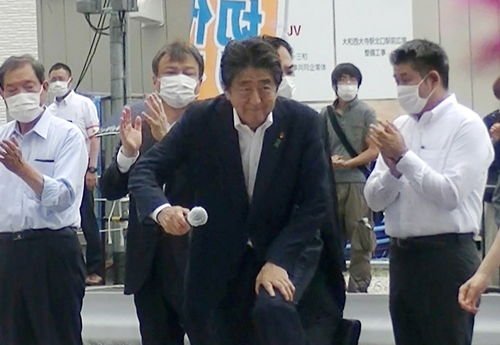 日媒：安倍体内子弹或在现场急救时排出，为何案发后5天警方才搜证现场？
