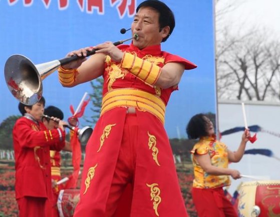 云南一伴郎接亲车里连听2小时唢呐,伴郎为何表现的生无可恋?