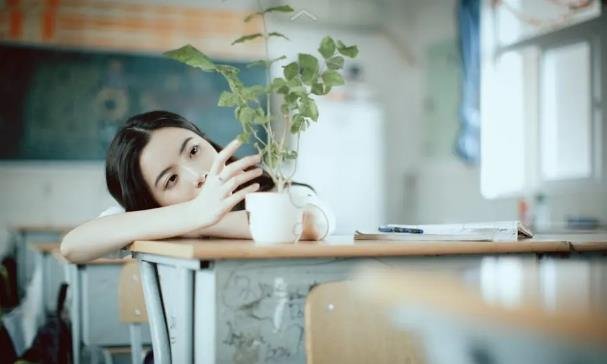 “久别重逢”段子运用神态、语言、动作？