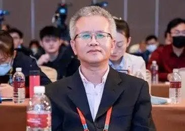 深圳大学暂停胡明伟研究生导师工作，暂停的原因是什么？