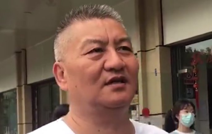 四川54岁考生参加高考，笑着走出考场， 为何他每年都要参加高考？