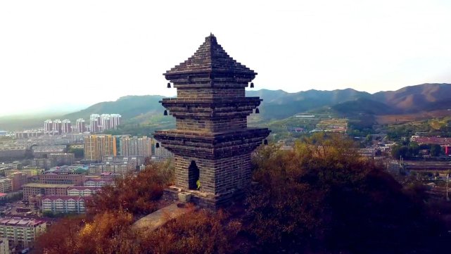 上大下小的双塔山，至今无人敢爬上去，为何峰顶却有两座古塔 ？