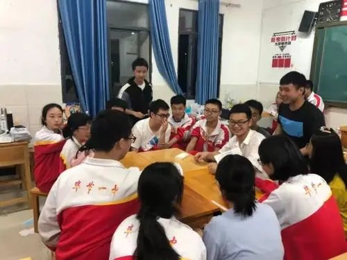 贵州一高三的班长把全班同学的名字写成诗,你觉得这样的毕业礼物有意义吗?