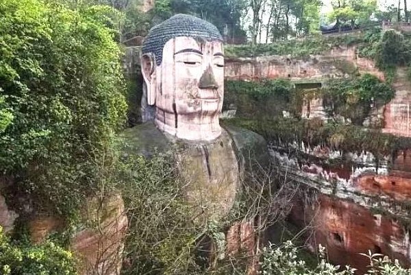乐山大佛的脸又花了,造成此现象的原因是什么?