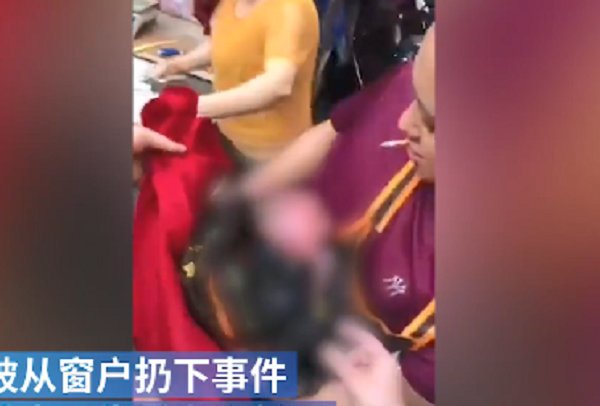 炸裂!成都一对00后父母生子后,为何将新生儿装塑料袋扔下三楼?