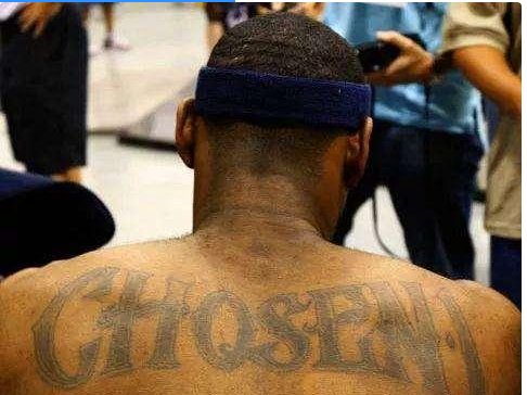 詹姆斯背后的英文字母是什么意思