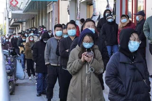 河南一感染者曾排队2小时做核酸，当地采取了哪些应对措施？