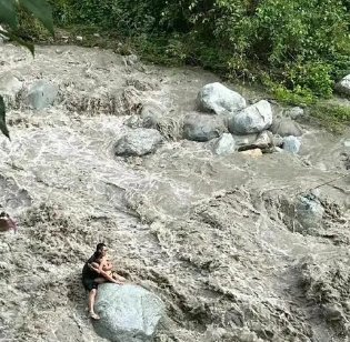 在发生山洪前，管理员曾劝游客：给你们跪下了！为何谦言卑语没人听？