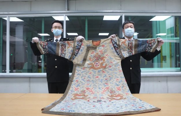 杭州机场海关查获1件价值15万清代龙袍，将作何处理？