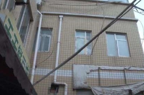 炸裂!成都一对00后父母生子后,为何将新生儿装塑料袋扔下三楼?