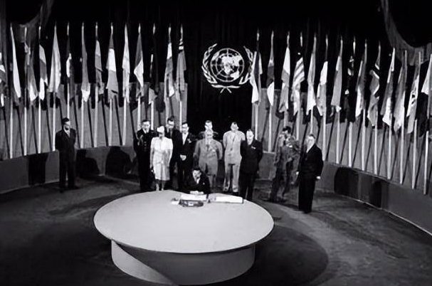 1942年1月,美、英、苏、中等26个国家的代表在华盛顿签署《联合国家宣言》,保