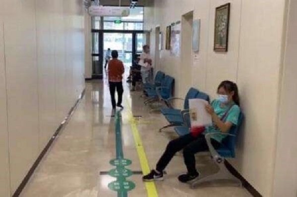 炸裂!成都一对00后父母生子后,为何将新生儿装塑料袋扔下三楼?