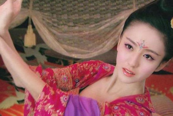 稀世美女赵飞燕被汉成帝宠幸长达10多年, 为何却一直不孕?
