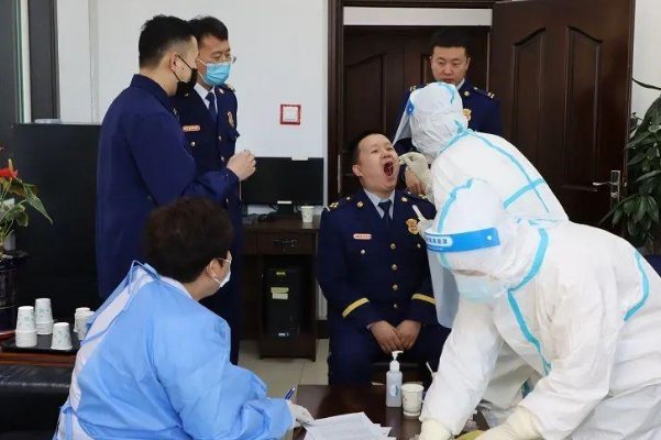 江苏小姐姐看消防员打疫苗犯“花痴”，她这么做合适吗？