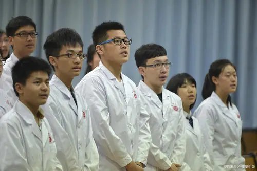 又到一年高考志愿填报时,学医到底有多香?