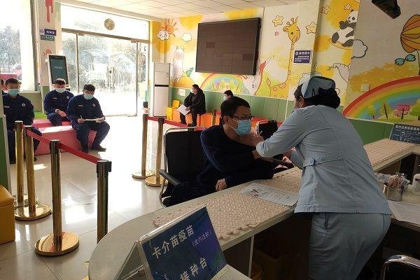 江苏小姐姐看消防员打疫苗犯“花痴”，她这么做合适吗？