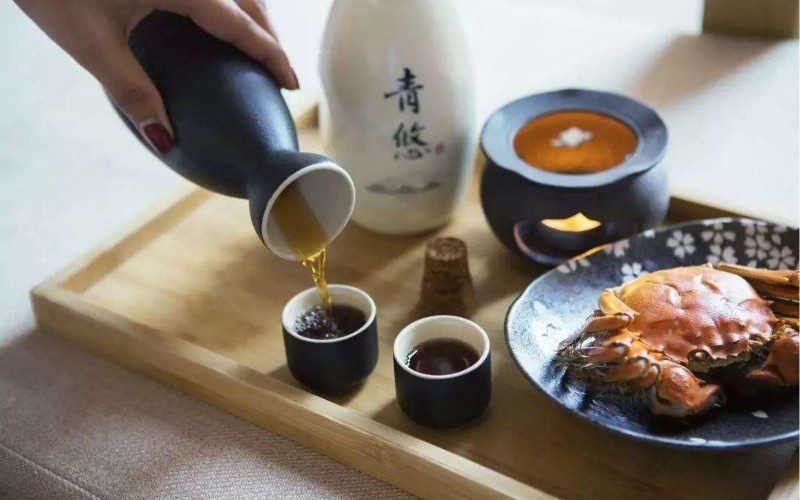 醉卧花间一壶酒,笑谈人生三千年什么意思