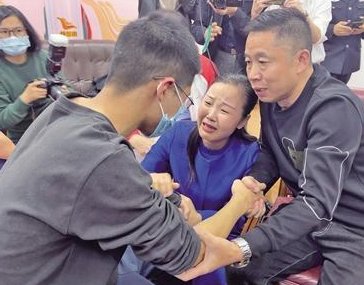 孙卓养父母曾称孙卓是打工时生的,他们当时为何要极力隐瞒孩子的身份?